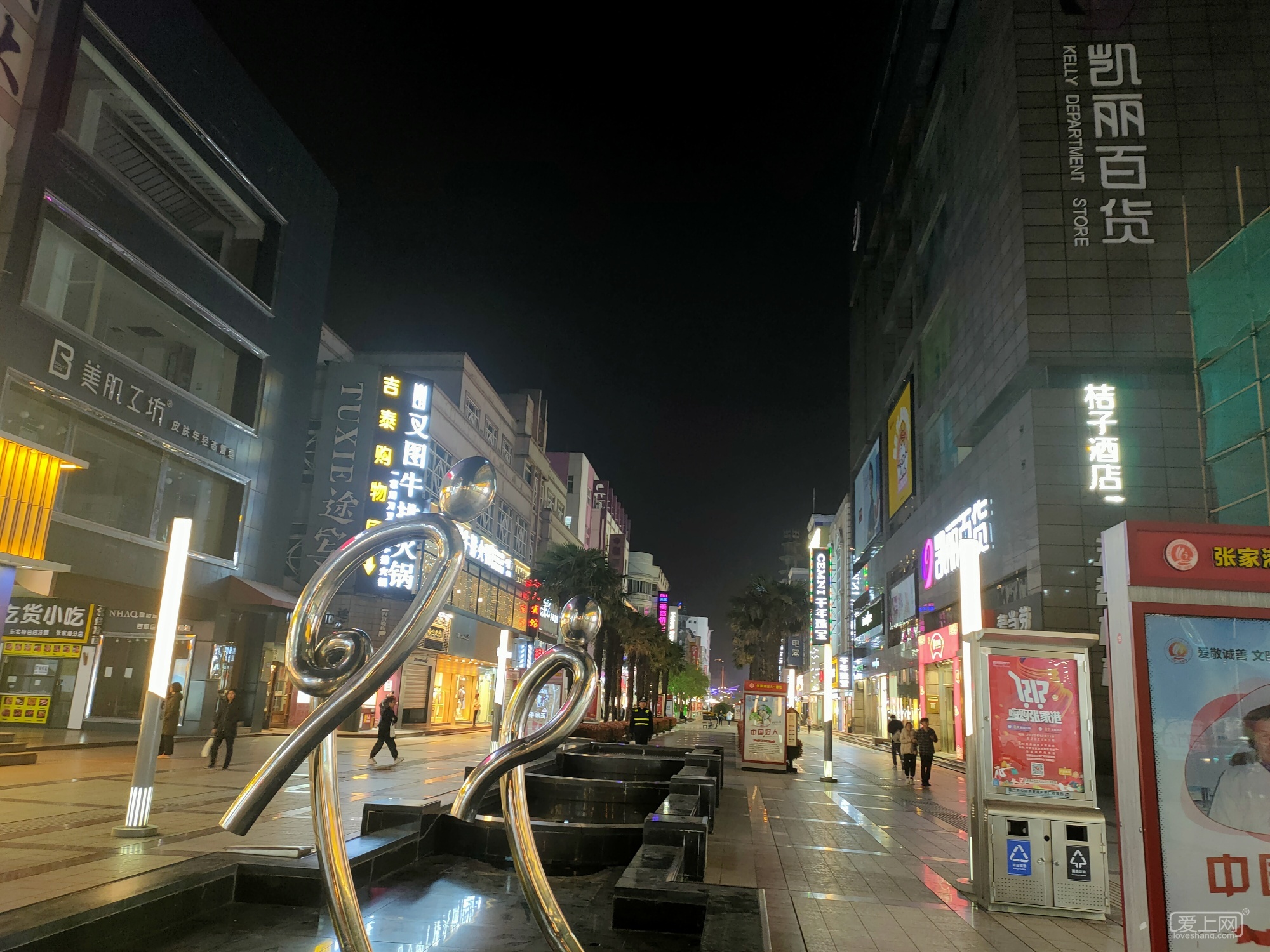 夜幕下的杨舍老街，灯火通明、夜色璀璨，港城夜生活幸福而又精彩
